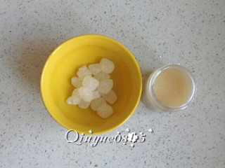 1、蜂蜜橙子茶,准备冰糖和蜂蜜