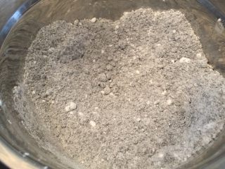 1、FLUFF法式芝麻月饼,熟黑芝麻粉和糖粉混合均匀