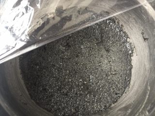 2、FLUFF法式芝麻月饼,加入猪油拌匀盖保鲜膜入冰箱冷藏备用