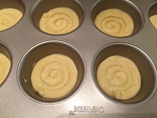 10、FLUFF法式芝麻月饼,先将饼皮面糊挤入模具内