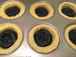 11、FLUFF法式芝麻月饼,两侧也挤好后中间挤入黑芝麻馅