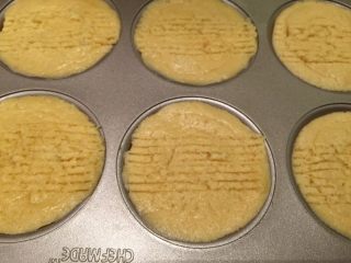 12、FLUFF法式芝麻月饼,剩余的饼皮面糊填好上面,手指压平,用叉子划几条横线,刷上蛋黄液