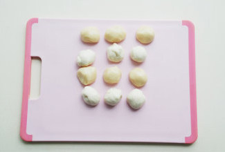 3、#夏天的味道#花朵豆沙酥,将油皮和油酥面团各自分成6等分，搓成圆球，表面敷上保鲜膜防干；