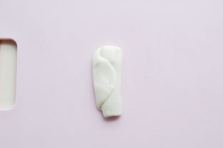 8、#夏天的味道#花朵豆沙酥,按扁，竖向面对自己；