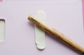 9、#夏天的味道#花朵豆沙酥,再次擀开，成长条状；