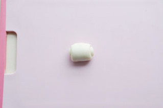 10、#夏天的味道#花朵豆沙酥,卷起来，敷上保鲜膜防干，松弛15分钟；