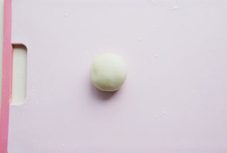 13、#夏天的味道#花朵豆沙酥,酥皮将红豆沙包起，收口处要掐紧不能露馅，收口处冲下；