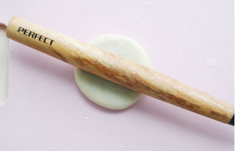 15、#夏天的味道#花朵豆沙酥,用擀面杖将酥皮点心擀薄，大约3-5mm厚；