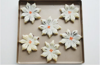 19、#夏天的味道#花朵豆沙酥,色素调少许水或不调水（我的水加多了，所以晕了），在花朵中间点上花心；