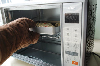 20、#夏天的味道#花朵豆沙酥,烤箱预热200℃，中上层烘烤20-25分钟，表面胀起来，酥皮已产生，但不能上色过重，烤好后取出，待酥皮点心不太烫后，将点心放在烤网上充分凉透后再密封保存即可。