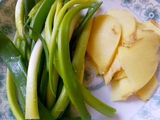 2、卤鸭舌,生姜和葱洗干净，生姜切片，葱切断