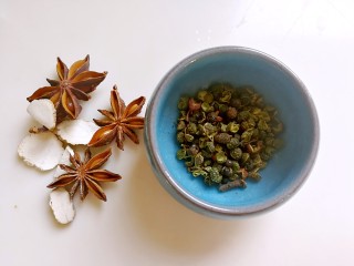 3、卤鸭舌,这是花椒，白芷和八角