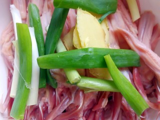 4、卤鸭舌,把葱和姜放到鸭舌里面