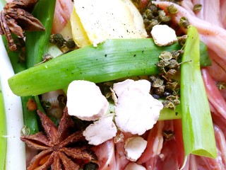 5、卤鸭舌,加入花椒，八角，白芷