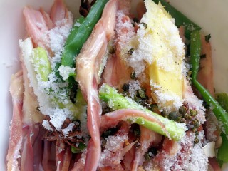 6、卤鸭舌,加入盐和糖