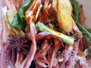 7、卤鸭舌,倒入生抽和老抽