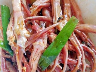 8、卤鸭舌,用手反复的抓一下