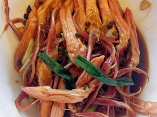 9、卤鸭舌,腌制半天左右，每隔一个小时用手给鸭舌按摩一下，可以让味道渗进鸭舌里面去