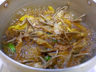 11、卤鸭舌,大火把鸭舌烧开，尝一下咸淡，淡了加一点盐和酱油，咸了加一点糖和水