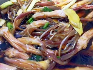 10、卤鸭舌,煮的时候把鸭舌连腌制的调料全部倒进锅里，加水，水和鸭舌基本平行