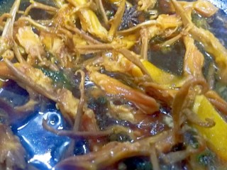 13、卤鸭舌,把鸭舌倒入炒菜锅里，大火收汁，关火