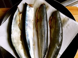 1、黑椒秋刀鱼,洗干净。吸干水分。