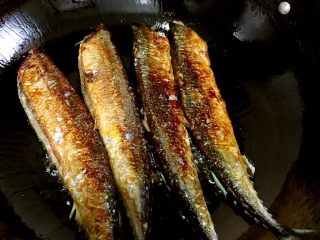 2、黑椒秋刀鱼,热锅热油，转中小火煎制。煎好一面再煎另一面。煎好一面翻过来。