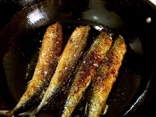 3、黑椒秋刀鱼,撒盐，手撅着一点一条条从前到后撒。