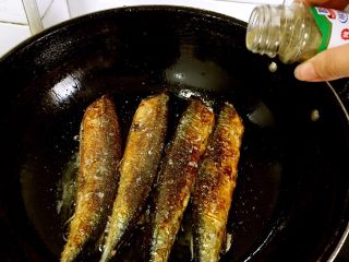 4、黑椒秋刀鱼,撒黑胡椒粉。同样手法噢。一条条来，从前到后。