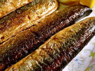 5、黑椒秋刀鱼,等第二面煎好，同样处理！第二面弄的时候要关小火。因为第一面是煎好了的。火大就糊了。