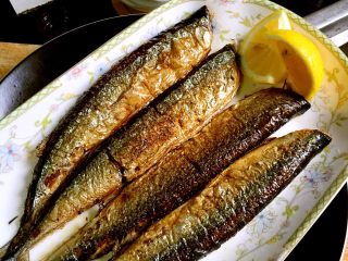 6、黑椒秋刀鱼,挤点柠檬汁，丰富味道！我不喜欢把秋刀鱼切口打花刀。一是水分都从刀口流出，二是这样煎好鱼，我手也变成泡泡手了！油会乱飞！