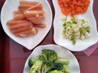 1、意大利面儿童餐,准备好所有的材料并切好备用,鸡胸肉切丝、红萝卜切丁、葱白切细 西兰花刻好
