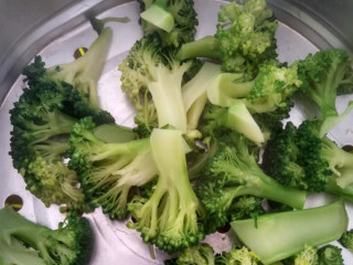 3、意大利面儿童餐,西兰花同样开水烫熟备用