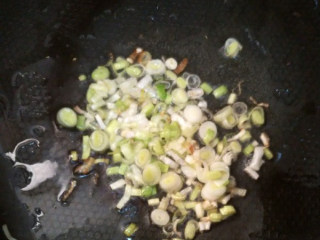 4、意大利面儿童餐,先把葱白炒出香