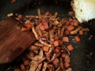 6、意大利面儿童餐,加入调料老抽 蚝油翻炒均匀