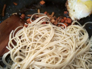 7、意大利面儿童餐,最后放入刚刚煮熟的意面,翻炒片刻 意面上色均匀 出锅前放盐 鸡精翻炒片刻即可(鸡精不吃的可以不放 我每次都会放一点)