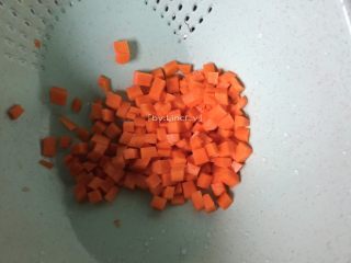 5、咖喱菠萝炒饭,胡萝卜洗净后去皮切小丁待用