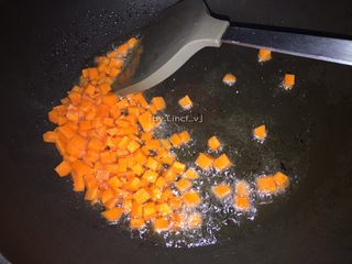 7、咖喱菠萝炒饭,倒入胡萝卜丁翻炒