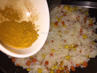 11、咖喱菠萝炒饭,加入咖喱粉调味上色