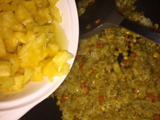 12、咖喱菠萝炒饭,然后加入菠萝丁翻炒均匀