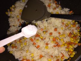 10、咖喱菠萝炒饭,加入适量食用盐调味