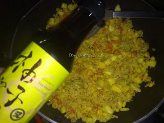 13、咖喱菠萝炒饭,最后加1勺又伊鲜的柚子酱油翻炒均匀提鲜即可出锅