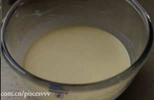 6、水果千层蛋糕,将搅拌后的面糊过筛后，入冰箱冷藏半小时