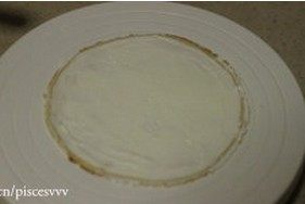 12、水果千层蛋糕,取一张饼皮，抹上奶油，抹开