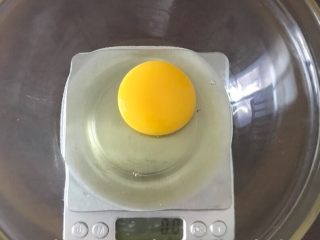 1、宋小助芒果班戟,准备一个鸡蛋，打入到大点的碗里