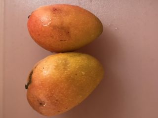 12、宋小助芒果班戟,晾凉期间可以准备芒果，和打发淡奶油