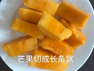 13、宋小助芒果班戟,芒果切成长条状