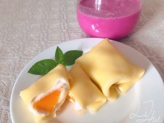 18、宋小助芒果班戟,配的是火龙果牛奶汁