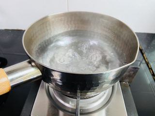 2、芒果西米捞,锅中加入清水大火烧开