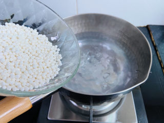 3、芒果西米捞,倒入西米